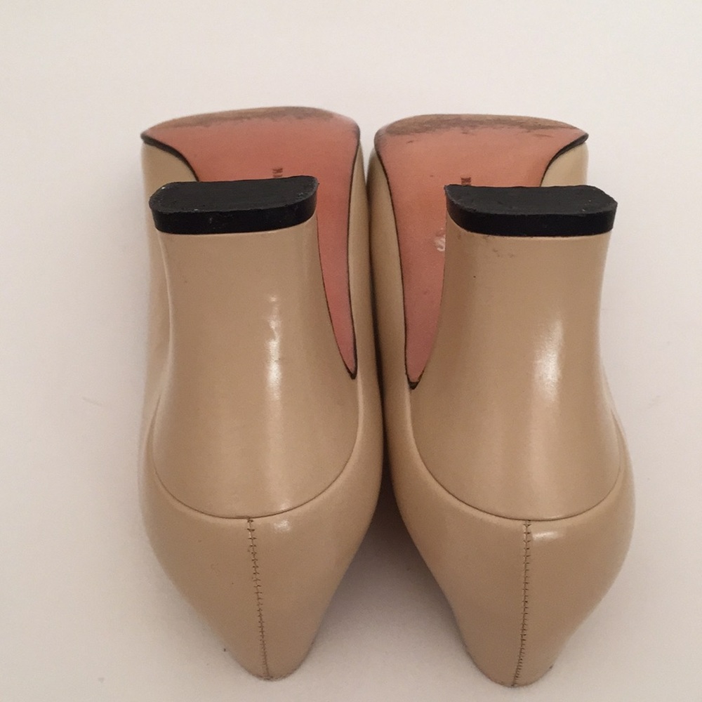 Salvatore Ferragamo Black Patent Cap-Toe Tan Leather Pumps - Gold Gancini - Picture 10 of 14